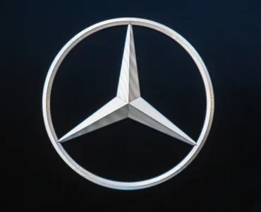 Mercedes сотрудничает с художниками NFT, чтобы отметить серию G-Class